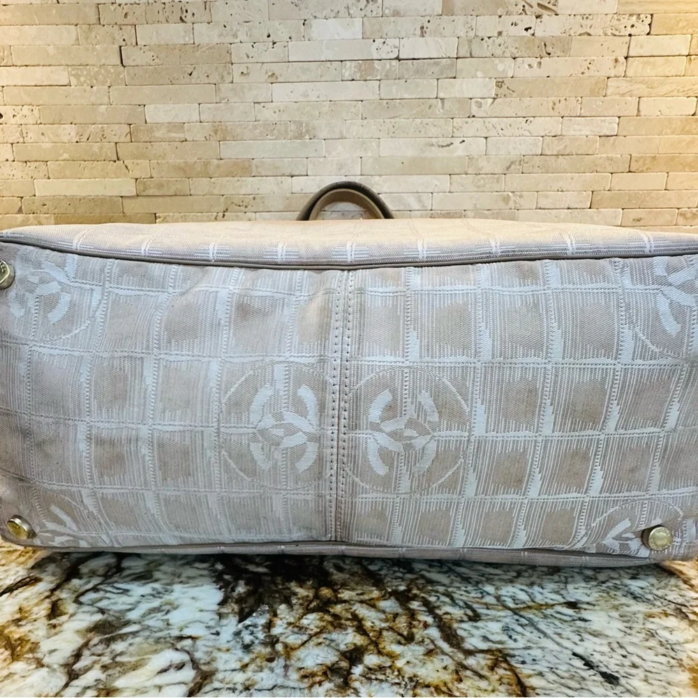 CHANEL Gray Beige Travel Bag with Geometric Design - Picture 6 of 16